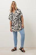 חולצה מכופתרת קצרה במידות גדולות עם דוגמת פרחים  303686