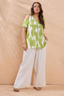 חולצה במידות גדולות עם צווארון V שרוולים קצרים דוגמה אבסטרקטית ופירוט כתפיים 616307