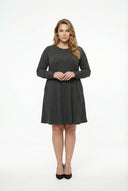 שמלה במידות גדולות שרוול ארוך צווארון עגול עם כיסים בד במרקם מיני 304008