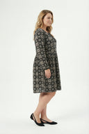 שמלה במידות גדולות שרוול ארוך קשירה בצווארון קפלים בחצאית 100-75