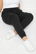 מכנסי ג׳וגר במידות גדולות גומי במותן עם שרוך עם כיסי קארגו גומי בשוליים 143399