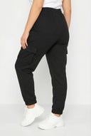 מכנסי ג׳וגר במידות גדולות גומי במותן עם שרוך עם כיסי קארגו גומי בשוליים 143399