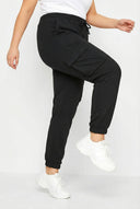 מכנסי ג׳וגר במידות גדולות גומי במותן עם שרוך עם כיסי קארגו גומי בשוליים 143399