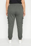 מכנסי ג׳וגר במידות גדולות גומי במותן עם כיסי קארגו גומי בשוליים 143569