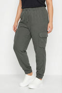 מכנסי ג׳וגר במידות גדולות גומי במותן עם כיסי קארגו גומי בשוליים 143569