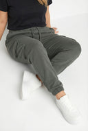 מכנסי ג׳וגר במידות גדולות גומי במותן עם כיסי קארגו גומי בשוליים 143569