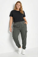 מכנסי ג׳וגר במידות גדולות גומי במותן עם כיסי קארגו גומי בשוליים 143569