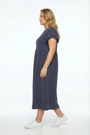 שמלה ארוכה במידות גדולות עם צווארון עגול שרוולים קצרים עיצוב עם פרטים של פרנזים 270342