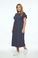 שמלה ארוכה במידות גדולות עם צווארון עגול שרוולים קצרים עיצוב עם פרטים של פרנזים 270342