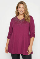 חולצה במידות גדולות צווארון V עיטורי ניטים ניטים חצי שרוול 285017