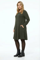 שמלה במידות גדולות שרוול ארוך צווארון עגול רחב (U) עם כיסים מעל הברך 285079