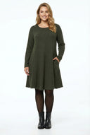 שמלה במידות גדולות שרוול ארוך צווארון עגול רחב (U) עם כיסים מעל הברך 285079