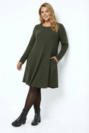 שמלה במידות גדולות שרוול ארוך צווארון עגול רחב (U) עם כיסים מעל הברך 285079