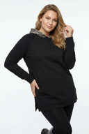 סווטשירט במידות גדולות שרוול ארוך קפוצ׳ון דוגמת שיש עם כיסים 300318