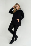 סווטשירט במידות גדולות שרוול ארוך קפוצ׳ון דוגמת שיש עם כיסים 300318