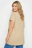 טישירט במידות גדולות צווארון עגול קצר דוגמת לב מבריקה 302277