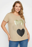 טישירט במידות גדולות צווארון עגול קצר דוגמת לב מבריקה 302277