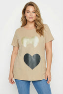 טישירט במידות גדולות צווארון עגול קצר דוגמת לב מבריקה 302277