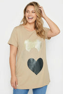 טישירט במידות גדולות צווארון עגול קצר דוגמת לב מבריקה 302277