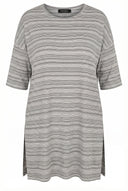 טישירט ארוכה במידות גדולות שרוול 3/4 צווארון עגול דוגמת פסים שסעים בצדדים 302946