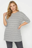 טישירט ארוכה במידות גדולות שרוול 3/4 צווארון עגול דוגמת פסים שסעים בצדדים 302946