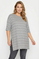 טישירט ארוכה במידות גדולות שרוול 3/4 צווארון עגול דוגמת פסים שסעים בצדדים 302946