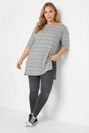 טישירט ארוכה במידות גדולות שרוול 3/4 צווארון עגול דוגמת פסים שסעים בצדדים 302946