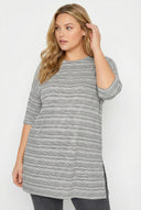 טישירט ארוכה במידות גדולות שרוול 3/4 צווארון עגול דוגמת פסים שסעים בצדדים 302946