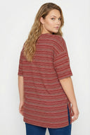 טישירט ארוכה במידות גדולות חצי שרוול צווארון עגול רחב דוגמת פסים שסעים בצדדים 302948