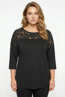 חולצה במידות גדולות עם צווארון עגול עיטורי טול ושרוול שלושה רבעים 303026