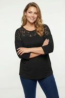 חולצה במידות גדולות עם צווארון עגול עיטורי טול ושרוול שלושה רבעים 303026