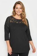 חולצה במידות גדולות עם צווארון עגול עיטורי טול ושרוול שלושה רבעים 303026
