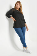 חולצה במידות גדולות עם צווארון עגול עיטורי טול ושרוול שלושה רבעים 303026