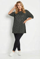 חולצה במידות גדולות עם צווארון עגול שרוול שלושה רבעים עיטורי פאייטים ושסעים בצדדים 303080