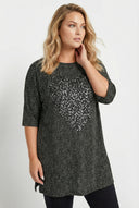 חולצה במידות גדולות עם צווארון עגול שרוול שלושה רבעים עיטורי פאייטים ושסעים בצדדים 303080