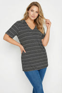 טישירט במידות גדולות צווארון V עם הדפס שרוול קצר 303371