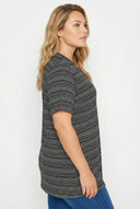 טישירט במידות גדולות צווארון V עם הדפס שרוול קצר 303371