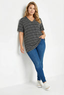 טישירט במידות גדולות צווארון V עם הדפס שרוול קצר 303371