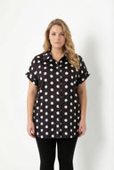 חולצה מכופתרת במידות גדולות עם כפתורים שרוול קצר דוגמת נקודות 303460