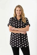 חולצה מכופתרת במידות גדולות עם כפתורים שרוול קצר דוגמת נקודות 303460