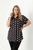 חולצה מכופתרת במידות גדולות עם כפתורים שרוול קצר דוגמת נקודות 303460