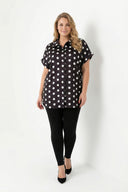 חולצה מכופתרת במידות גדולות עם כפתורים שרוול קצר דוגמת נקודות 303460