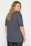 טישירט במידות גדולות צווארון עגול קצר דוגמת פסים מבריקה שסעים בצדדים 303611