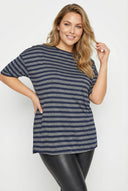 טישירט במידות גדולות צווארון עגול קצר דוגמת פסים מבריקה שסעים בצדדים 303611