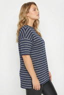 טישירט במידות גדולות צווארון עגול קצר דוגמת פסים מבריקה שסעים בצדדים 303611