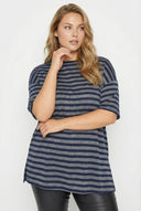 טישירט במידות גדולות צווארון עגול קצר דוגמת פסים מבריקה שסעים בצדדים 303611