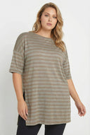 טישירט במידות גדולות צווארון עגול קצר דוגמת פסים שסעים בצדדים 303612