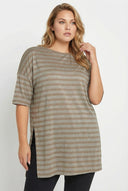 טישירט במידות גדולות צווארון עגול קצר דוגמת פסים שסעים בצדדים 303612