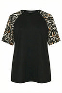 טי שירט במידות גדולות שרוולים קצרים צווארון עגול ודוגמת נמר