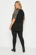 טי שירט במידות גדולות שרוולים קצרים צווארון עגול ודוגמת נמר